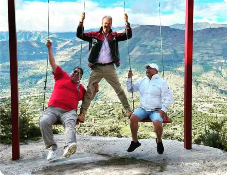 turistas disfrutando en luna bonsai